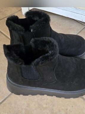 Size 6-7 Wide Cozy Black Faux Fur Winter Boots